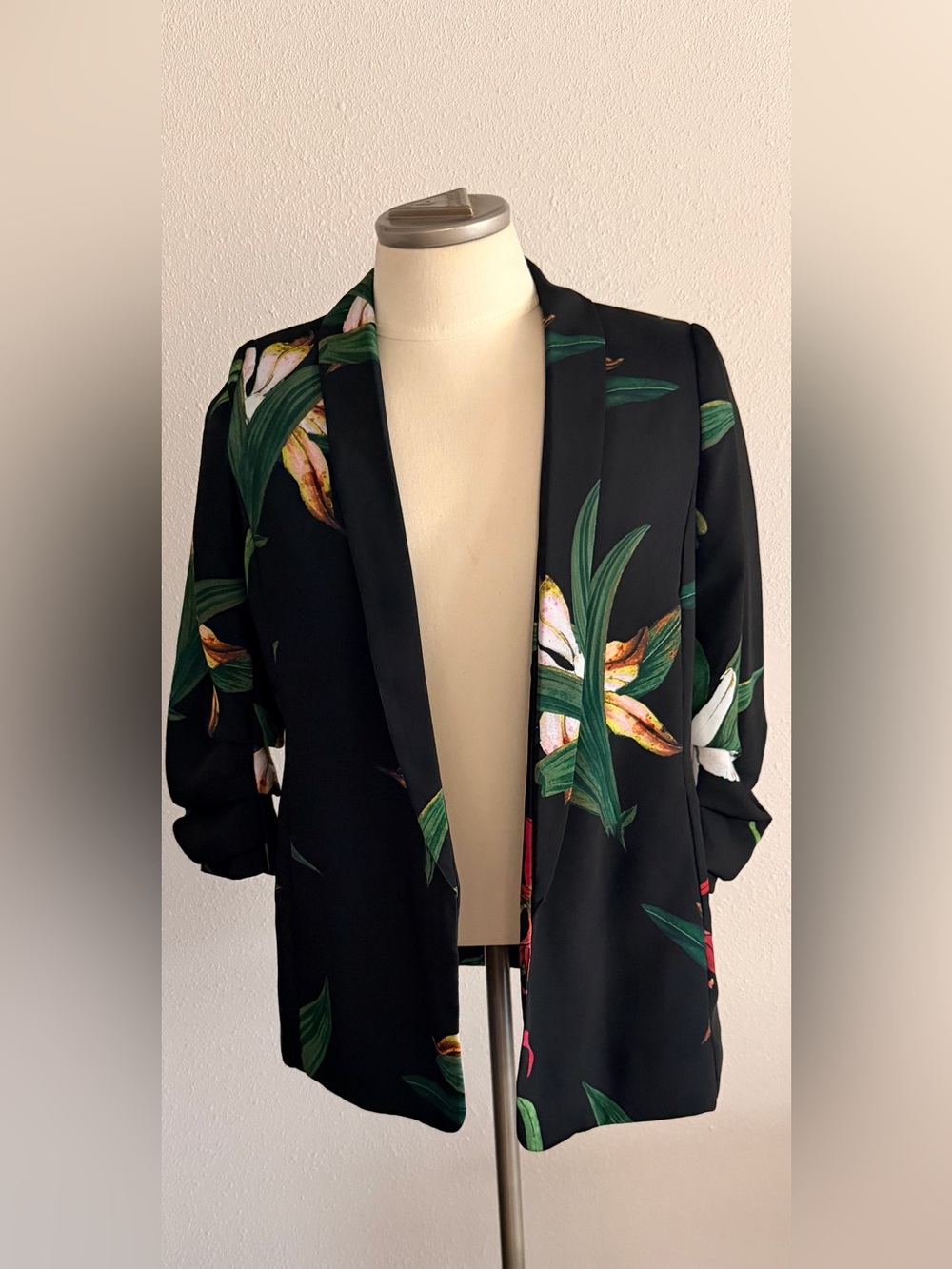 Chico's Soft rouched sleeve Black Floral Blazer with Green Leaf Print Size 4